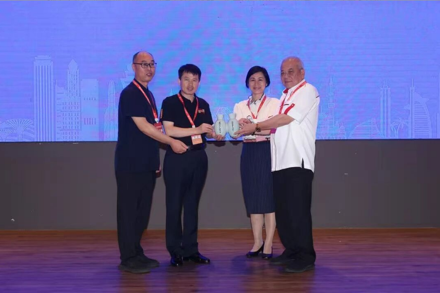 王新軍仰韶雙聯(lián)壺贈(zèng)馬來(lái)西亞，中馬友誼再續(xù)千年雅韻